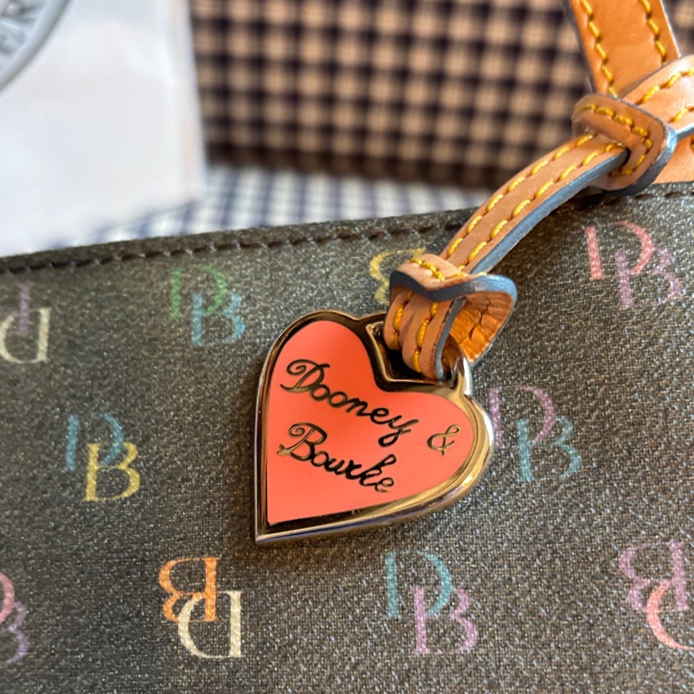 Dooney & Bourke Olive Signature Mini bag with Tan Trim and Heart Charm; Y2K - Picture 3 of 11